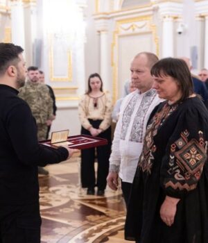 Найвища-нагорода-–-через-батьків:-Зеленський-вручив-«Золоту-Зірку»-родині-Героя-з-Луцька Найвища-нагорода-–-через-батьків:-Зеленський-вручив-«Золоту-Зірку»-родині-Героя-з-Луцька