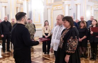 Найвища нагорода – через батьків: Зеленський вручив «Золоту Зірку» родині Героя з Луцька Найвища-нагорода-–-через-батьків:-Зеленський-вручив-«Золоту-Зірку»-родині-Героя-з-Луцька