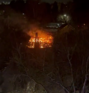 У-Луцьку-горить-хата-пустка.-Відео