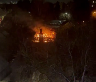 У Луцьку горить хата-пустка. Відео У-Луцьку-горить-хата-пустка.-Відео