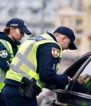 У-Луцьку-патрульні-повернули-додому-бабусю,-яка-заблукала