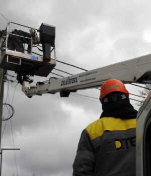 За-тиждень-ДТЕК-повернув-світло-1,8-мільйонам-родин-після-ворожих-атак