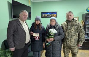На Волині рідним загиблого воїна вручили його посмертний орден На-Волині-рідним-загиблого-воїна-вручили-його-посмертний-орден