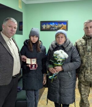 На-Волині-рідним-загиблого-воїна-вручили-його-посмертний-орден