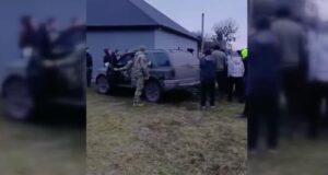 Конфлікт з ТЦК у волинському селі: близько 40 людей заблокували групу оповіщення Конфлікт-з-ТЦК-у-волинському-селі:-близько-40-людей-заблокували-групу-оповіщення