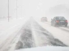 Снігова стихія у Польщі: паралізований рух, уряд вживає екстрених заходів Снігова-стихія-у-Польщі:-паралізований-рух,-уряд-вживає-екстрених-заходів