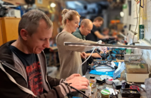 «Крила для Європи»: як у Брюсселі волонтери збирають дрони для України «Крила-для-Європи»:-як-у-Брюсселі-волонтери-збирають-дрони-для-України