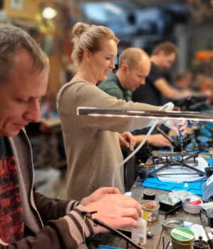 «Крила-для-Європи»:-як-у-Брюсселі-волонтери-збирають-дрони-для-України