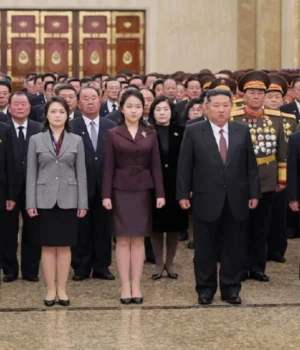 Готують-наступницю:-донька-Кім-Чен-Ина-вперше-відвідала-державний-мавзолей Готують-наступницю:-донька-Кім-Чен-Ина-вперше-відвідала-державний-мавзолей