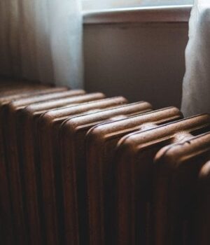 Секрет-тепла-в квартирі:-підкладіть-один-лист —-і комуналка-“нуль”,-а в кімнаті-спека