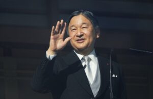 Молодий чоловік шокував імператора Японії: що він зробив (фото) Молодий-чоловік-шокував-імператора-Японії:-що-він-зробив-(фото)