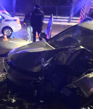 Вночі-у-Луцьку-п’яний-водій-toyota-врізався-у-стовп
