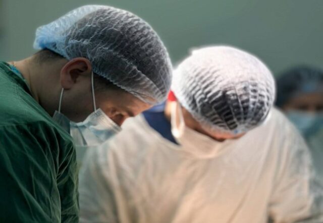 Команда лікарів на Волині провела одночасні складні операції на обох ногах пацієнта Команда-лікарів-на-Волині-провела-одночасні-складні-операції-на-обох-ногах-пацієнта