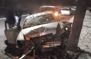У Луцьку вночі водій автівки в’їхав у дерево У-Луцьку-вночі-водій-автівки-в’їхав-у-дерево