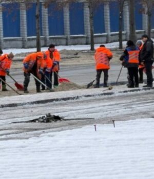 У-Дніпрі-на-дороги-вилилося-300-тонн-олії-після-удару-рф-по-заводу,-що-належить.