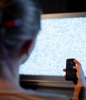 Скільки-років-реально-служать-qled-телевізори-та-що-їх-найшвидше-“вбиває”