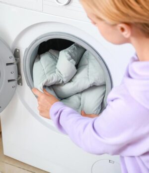 Як-випрати-куртку,-щоб-не-зіпсувати-наповнювач:-експерти-розкрили-секрет-прання-пуховиків