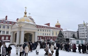 Водохреще у центрі Луцька: черги по святу воду біля Свято-Троїцького собору. ФОТО Водохреще-у-центрі-Луцька:-черги-по-святу-воду-біля-Свято-Троїцького-собору.-ФОТО