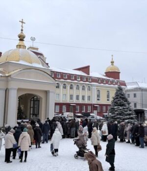 Водохреще-у-центрі-Луцька:-черги-по-святу-воду-біля-Свято-Троїцького-собору.-ФОТО Водохреще-у-центрі-Луцька:-черги-по-святу-воду-біля-Свято-Троїцького-собору.-ФОТО