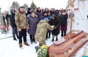 Батьки поховали наймолодшого сина: на Любешівщині прощалися з Героєм Федором Корцем Батьки-поховали-наймолодшого-сина:-на-Любешівщині-прощалися-з-Героєм-Федором-Корцем