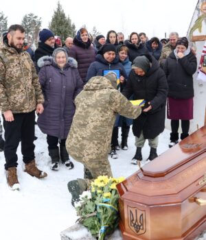 Батьки-поховали-наймолодшого-сина:-на-Любешівщині-прощалися-з-Героєм-Федором-Корцем Батьки-поховали-наймолодшого-сина:-на-Любешівщині-прощалися-з-Героєм-Федором-Корцем