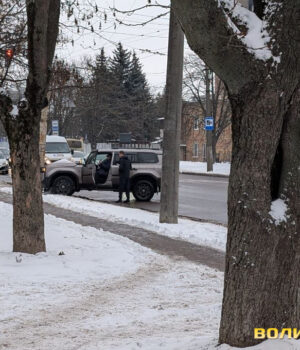 У-Луцьку-на-Рівненській-toyota-влетіла-у-стовп