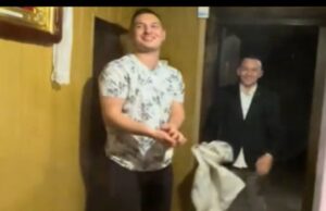 На Волині посівальники засипали будинок двома мішками зерна: курйозне відео На-Волині-посівальники-засипали-будинок-двома-мішками-зерна:-курйозне-відео