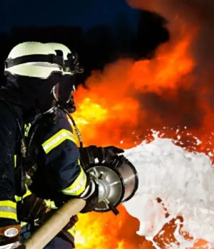 Атака-БпЛА-на-Дніпро:-пошкоджено-багатоповерхівку,-місті-спалахнули-пожежі