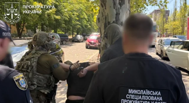 У Миколаєві судитимуть військового за продаж гуманітарних позашляховиків для армії У Миколаєві судитимуть військового за продаж гуманітарних позашляховиків для армії