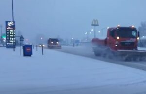Снігопад триває: прибиральна техніка працює на дорогах Волині Снігопад-триває:-прибиральна-техніка-працює-на-дорогах-Волині