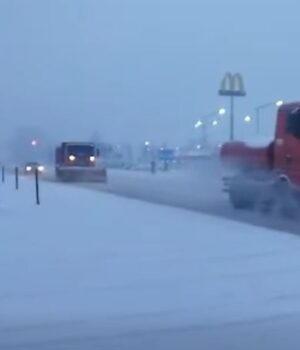 Снігопад-триває:-прибиральна-техніка-працює-на-дорогах-Волині