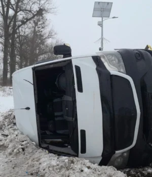 ДТП-на-Сумщині:-мікроавтобус-вилетів-на-узбіччя-і-перекинувся,-постраждали-8-людей