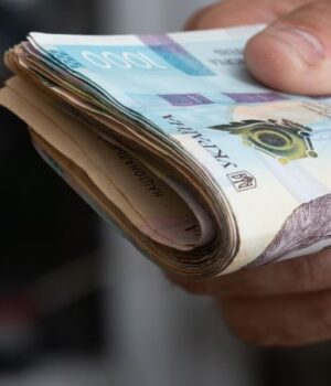 Біля-Луцька-двоє-аферистів-виманили-в-пенсіонера-понад-40-тисяч-гривень