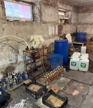 У-Луцьку-в-гаражі-викрили-мережу-незаконного-виготовлення-алкоголю-й-сигарет