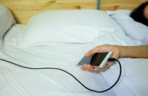 Багато хто робить це щоночі: де категорично не можна заряджати смартфон Багато-хто-робить-це-щоночі:-де-категорично-не-можна-заряджати-смартфон