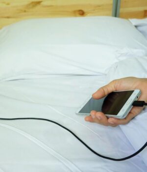 Багато-хто-робить-це-щоночі:-де-категорично-не-можна-заряджати-смартфон