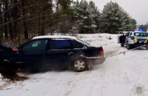 На Волині поліцейські допомагають водіям визволяти автівки зі снігових заметів На-Волині-поліцейські-допомагають-водіям-визволяти-автівки-зі-снігових-заметів