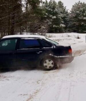 На-Волині-поліцейські-допомагають-водіям-визволяти-автівки-зі-снігових-заметів