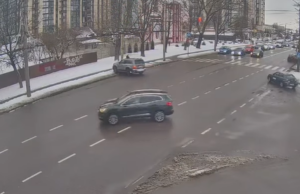 Влетів у стовп, втік, а згодом повернувся: показали момент аварії на Рівненській у Луцьку Влетів-у-стовп,-втік,-а-згодом-повернувся:-показали-момент-аварії-на-Рівненській-у-Луцьку