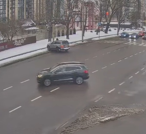 Влетів-у-стовп,-втік,-а-згодом-повернувся:-показали-момент-аварії-на-Рівненській-у-Луцьку
