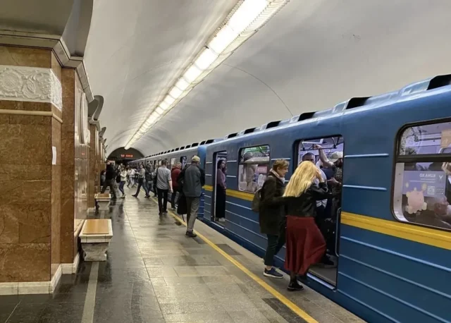Рух поїздів метро на "червоній" лінії в Києві змінено через складну енергетичну ситуацію Рух-поїздів-метро-на-"червоній"-лінії-в-Києві-змінено-через-складну-енергетичну-ситуацію