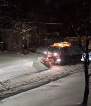 На-луцькі-вулиці-за-ніч-пішло-76-тонн-солі-та-щебеню