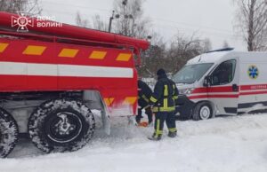 На Волині односельчани та рятувальники допомогли породіллі дістатись через замети до «швидкої» На-Волині-односельчани-та-рятувальники-допомогли-породіллі-дістатись-через-замети-до-«швидкої»