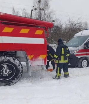 На-Волині-односельчани-та-рятувальники-допомогли-породіллі-дістатись-через-замети-до-«швидкої» На-Волині-односельчани-та-рятувальники-допомогли-породіллі-дістатись-через-замети-до-«швидкої»