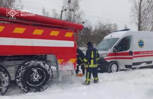 На Волині карету швидкої з породіллею буксирували трактор і авто рятувальників На-Волині-карету-швидкої-з-породіллею-буксирували-трактор-і-авто-рятувальників