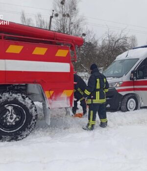 На-Волині-карету-швидкої-з-породіллею-буксирували-трактор-і-авто-рятувальників