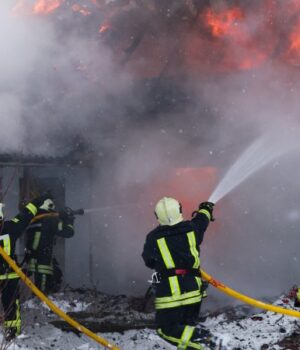Біля-Луцька-горіла-господарська-споруда:-вогонь-ледь-не-поширився-на-будинок