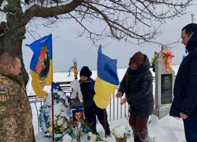 На Волині рідним загиблого Героя Владислава Герасименка вручили його орден «За мужність» На-Волині-рідним-загиблого-Героя-Владислава-Герасименка-вручили-його-орден-«За-мужність»