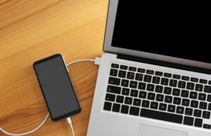 Припиніть заряджати телефон від ноутбука: чому це погана ідея Припиніть-заряджати-телефон-від-ноутбука:-чому-це-погана-ідея