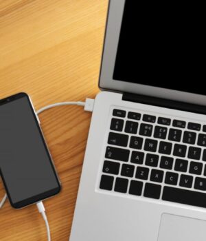 Припиніть-заряджати-телефон-від-ноутбука:-чому-це-погана-ідея